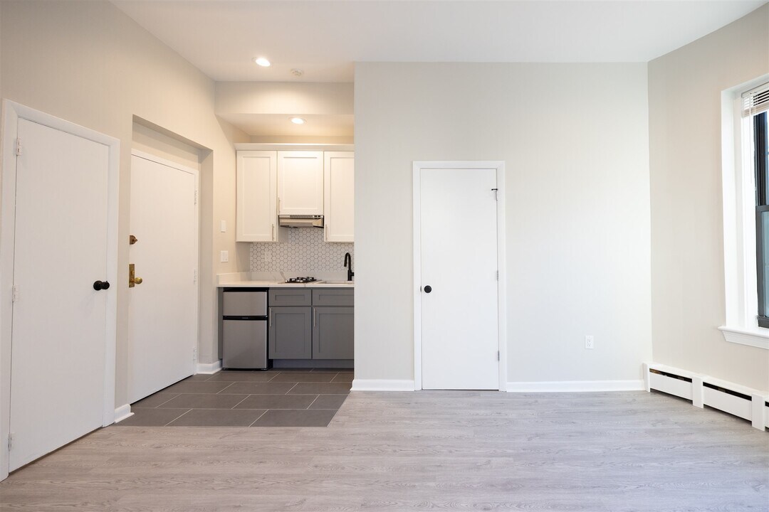 166 St Botolph St, Unit 4 in Boston, MA - Building Photo