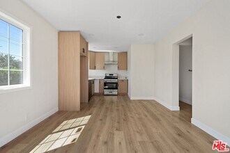 21007 Saticoy St in Los Angeles, CA - Building Photo - Building Photo