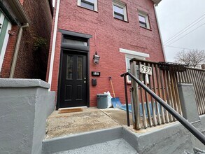 537 Finley St in Pittsburgh, PA - Building Photo - Building Photo
