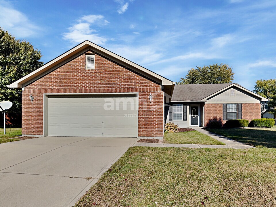 571 Bay Ct N in Franklin, IN - Building Photo