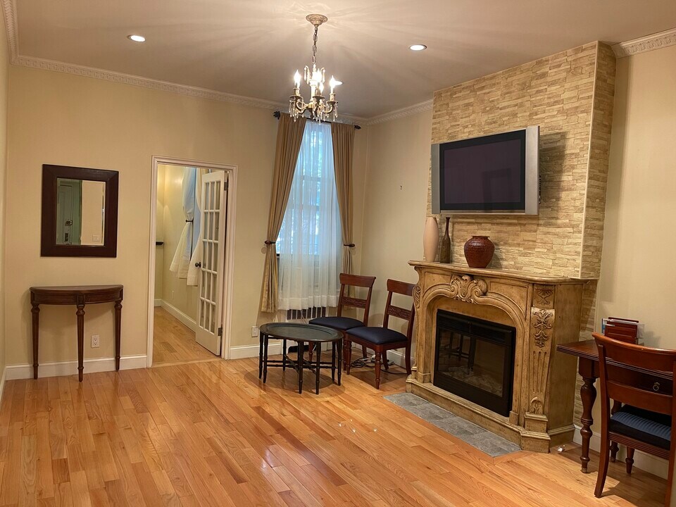 421 E 78th St in New York, NY - Building Photo