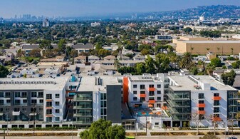 525 N Wilton Pl in Los Angeles, CA - Building Photo