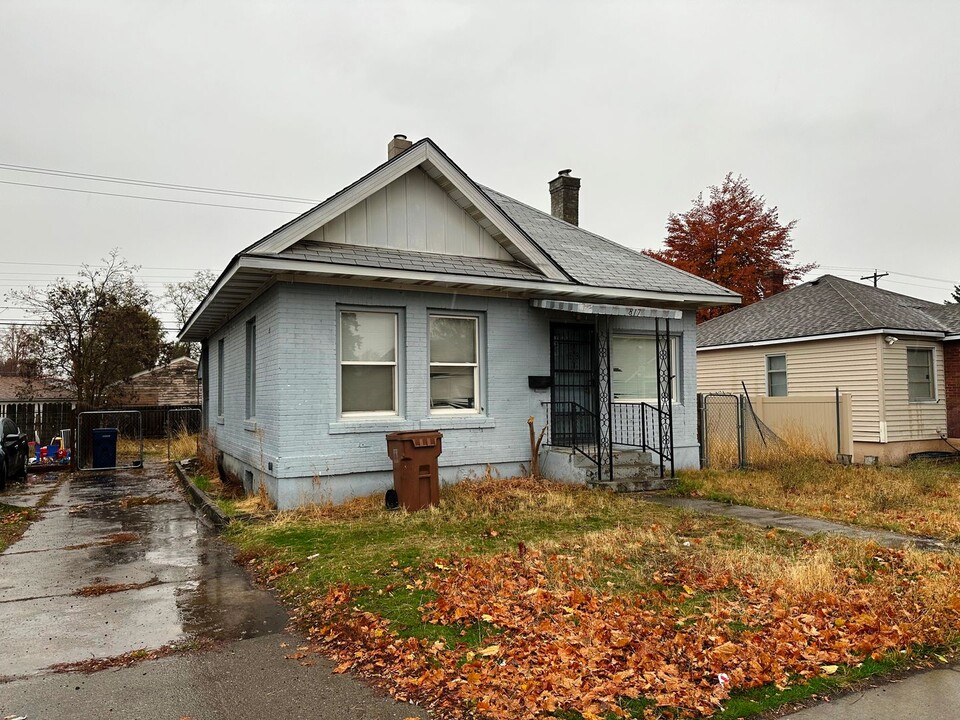 817 E Empire Ave in Spokane, WA - Foto de edificio