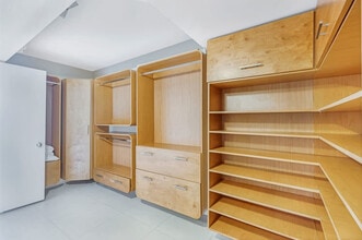 1717 N Bayshore Dr in Miami, FL - Building Photo - Building Photo