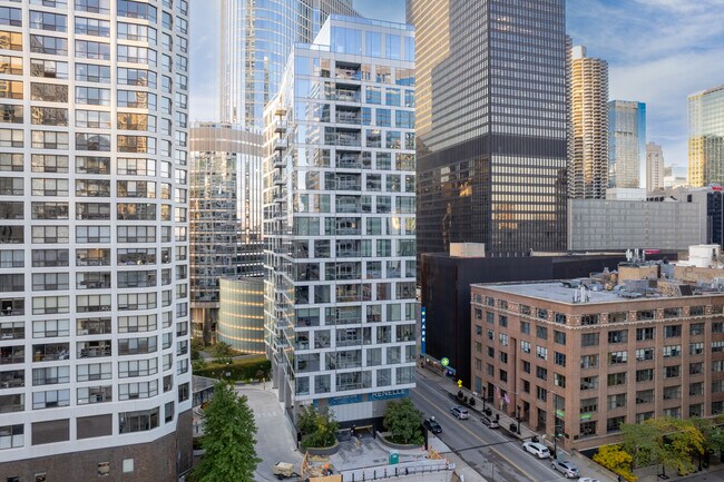 Renelle on the River in Chicago, IL - Foto de edificio - Building Photo