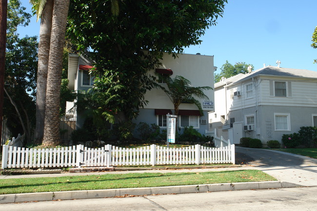 Dickens Courtyard Iv in Sherman Oaks, CA - Building Photo - Building Photo