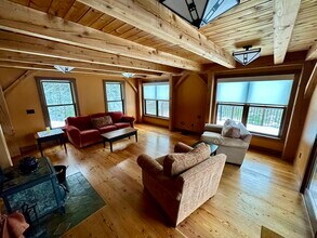 475 Black Bear Holw in Waterbury, VT - Building Photo - Building Photo