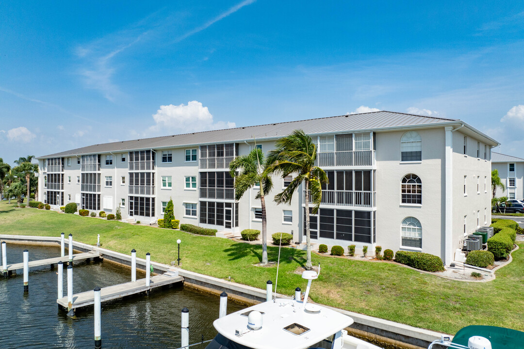 Windjammer Point in Punta Gorda, FL - Building Photo