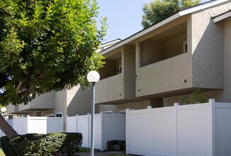 Gold Coast Apartments in San Diego, CA - Foto de edificio - Building Photo