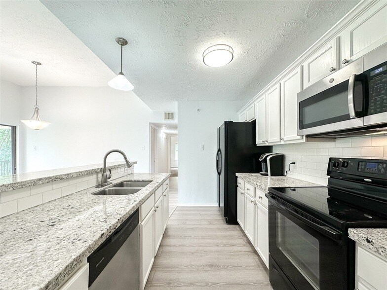 8051 Bay Branch Dr, Unit 131 in The Woodlands, TX - Building Photo