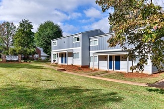Highland Commons in Hickory, NC - Foto de edificio - Building Photo