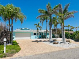 2910 Alton Dr in St Pete Beach, FL - Building Photo