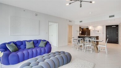 200 Biscayne Boulevard Way, Unit 3504 in Miami, FL - Building Photo - Building Photo