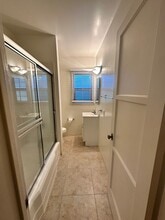 Dickens Court Apartments in Sherman Oaks, CA - Foto de edificio - Building Photo