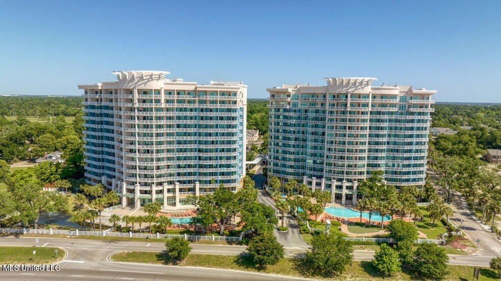 2228 Beach Dr in Gulfport, MS - Building Photo
