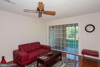 12104 Green Leaf Ct in Fairfax, VA - Building Photo - Building Photo