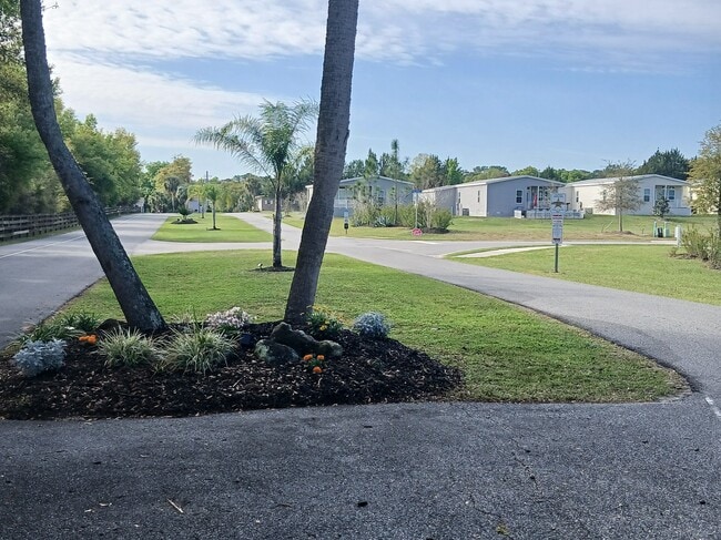 637 Pine Brook Cir in Lady Lake, FL - Foto de edificio - Building Photo