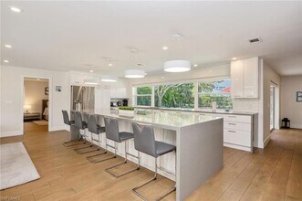 409 Cypress Way E in Naples, FL - Foto de edificio - Building Photo