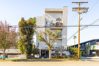 11619 Ohio Ave in Los Angeles, CA - Building Photo - Building Photo