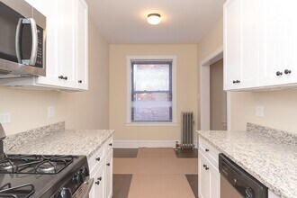 1360 E 52nd St, Unit N2 in Chicago, IL - Building Photo - Building Photo