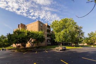 Woodview Apartments in Gurnee, IL - Building Photo - Building Photo