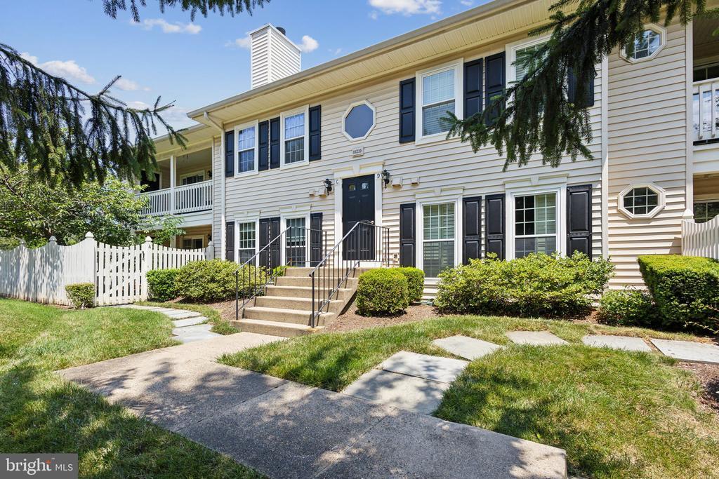 10210 Ashbrooke Ct-Unit -D in Oakton, VA - Foto de edificio
