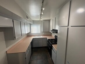 27063 Crossglade Ave in Santa Clarita, CA - Building Photo - Building Photo