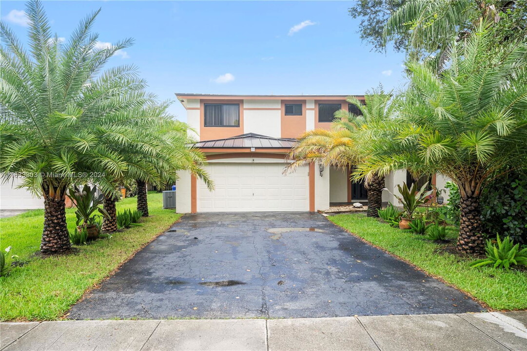 2481 Riverdale Dr N in Miramar, FL - Building Photo