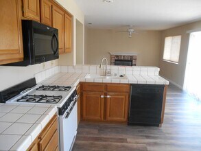 1187 Notre Dame Cir in Vacaville, CA - Foto de edificio - Building Photo