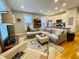 405 S Huntington Ave, Unit 1R in Boston, MA - Building Photo