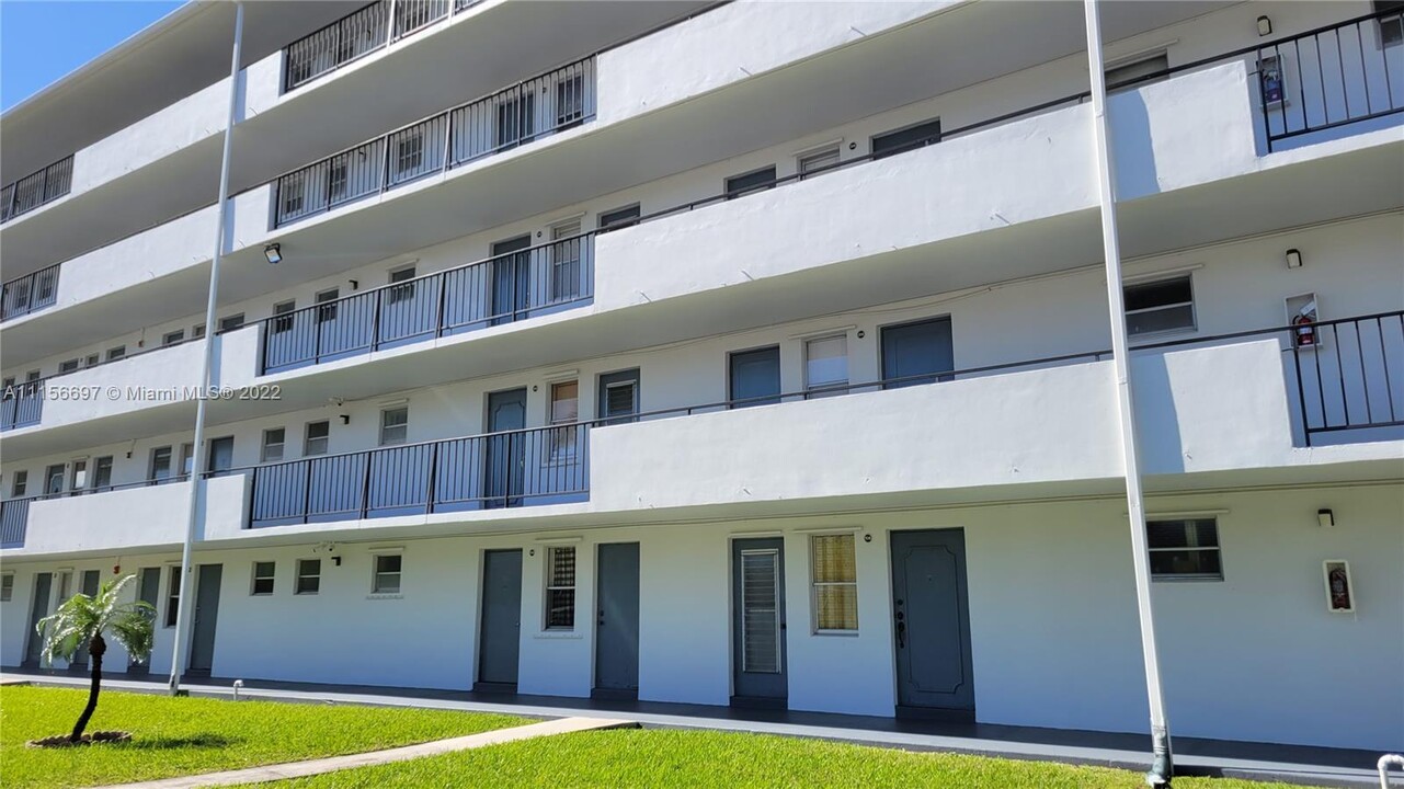 950 Hillcrest Dr, Unit 210 in Hollywood, FL - Foto de edificio