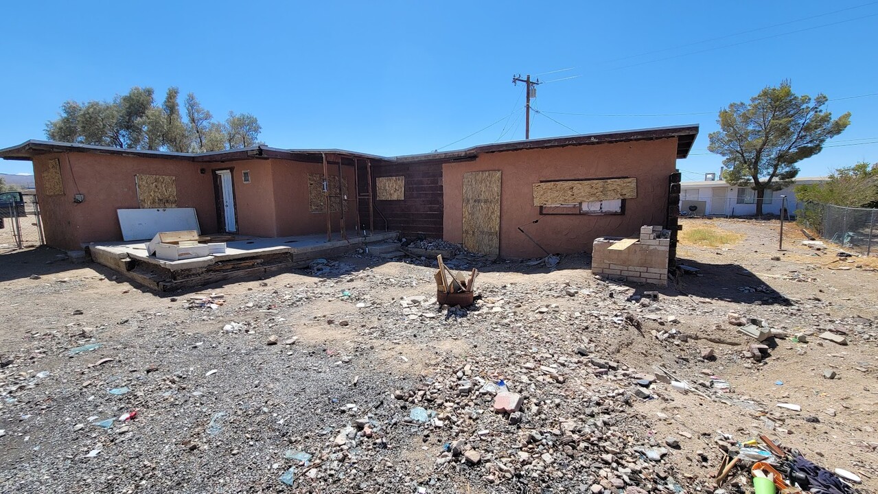 35308-35318 Santa Fe St in Daggett, CA - Building Photo