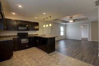 5592 W Longleaf Dr in Springfield, MO - Building Photo - Building Photo