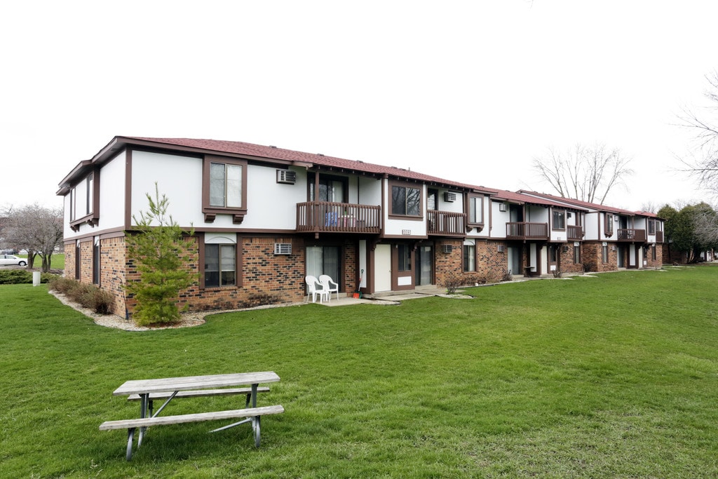 Wood Creek Apartments in Kenosha, WI
