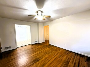 1114 S Waverly St in Wichita, KS - Foto de edificio - Building Photo