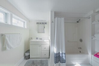 396 Preble St, Unit Sun Splashed in South Portland, ME - Foto de edificio - Building Photo