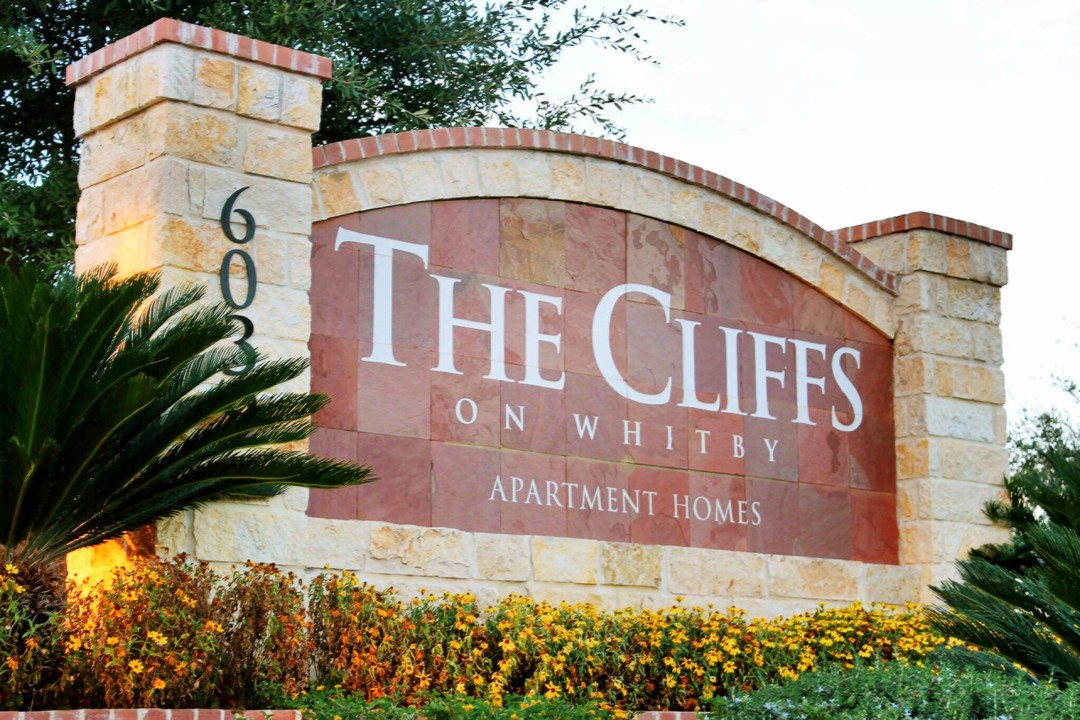 The Cliffs on Whitby in San Antonio, TX - Building Photo