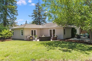 831 Bruce Dr in Palo Alto, CA - Building Photo