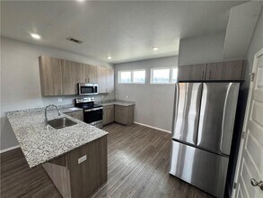 1666 S Razorback Rd in Fayetteville, AR - Building Photo - Building Photo