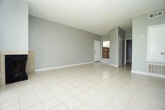 8321 Sands Point Dr-Unit -Unit 199 in Houston, TX - Building Photo - Building Photo