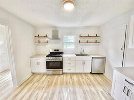 114 Hollaway St, Unit B in La Grange, TX - Building Photo