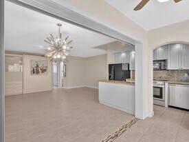 2000 Diana Dr, Unit 207 in Hallandale Beach, FL - Building Photo