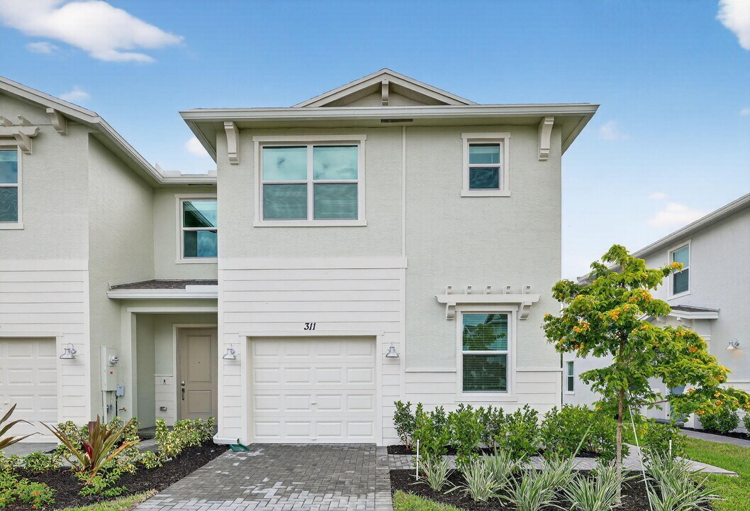 311 SE Crossoak Ln in Port St. Lucie, FL - Building Photo