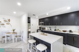 319 SW 12th Ct in Fort Lauderdale, FL - Building Photo - Building Photo