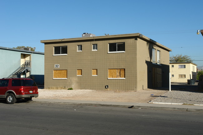 2921 Elm Ave in Las Vegas, NV - Building Photo - Building Photo