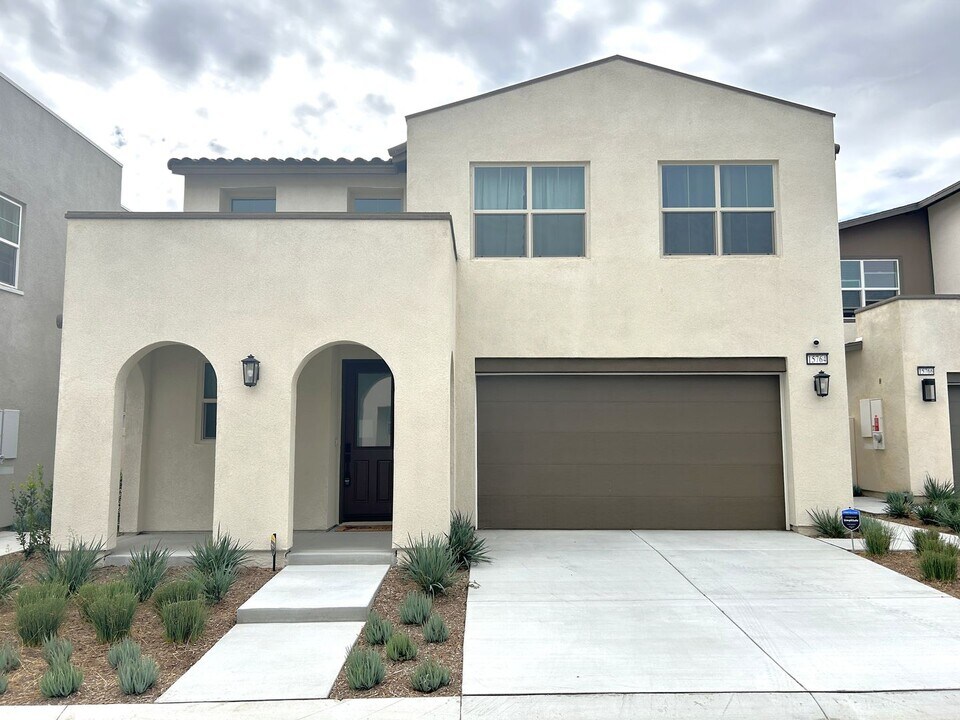 15764 Caterpillar Dr in Fontana, CA - Foto de edificio