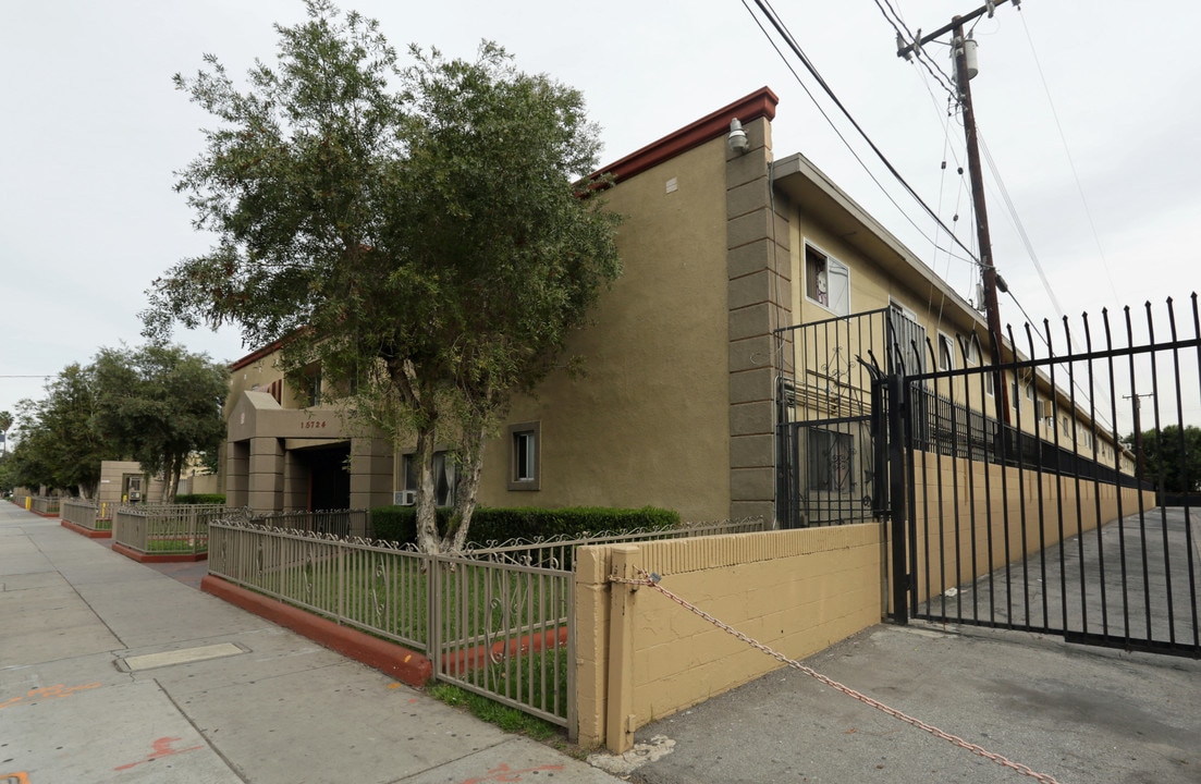 15704 - 15724 Orange Avenue in Paramount, CA - Foto de edificio