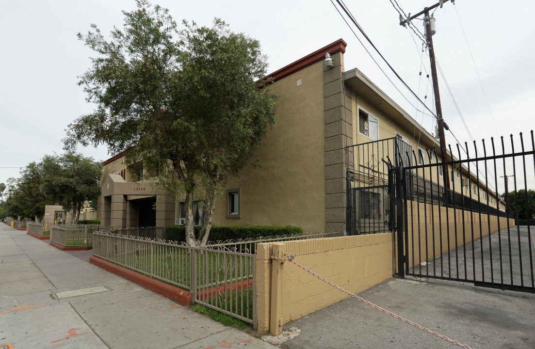 15704 - 15724 Orange Avenue in Paramount, CA - Building Photo