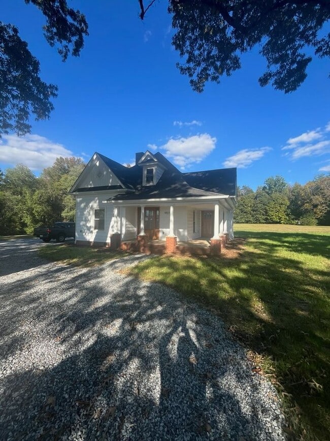 4421 North Carolina Hwy 150 in Browns Summit, NC - Building Photo - Building Photo