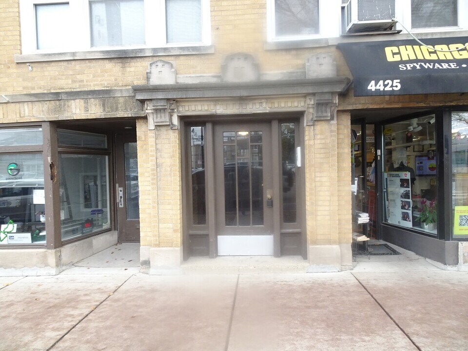 4423 W Irving Park Rd in Chicago, IL - Building Photo